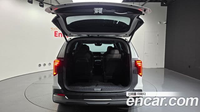 Kia Carnival 2023 — Şəkil 18/20