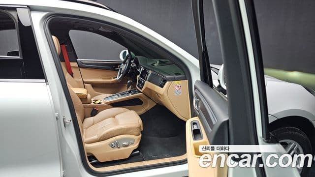 Porsche Macan 2021 — Фото 11/20