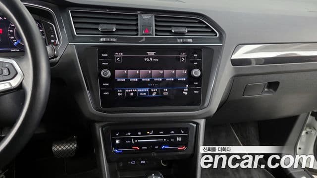 Volkswagen Tiguan 2022 — ფოტო 14/20