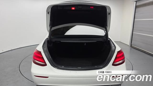 Mercedes-Benz E-Class 2018 — фото 20 из 20