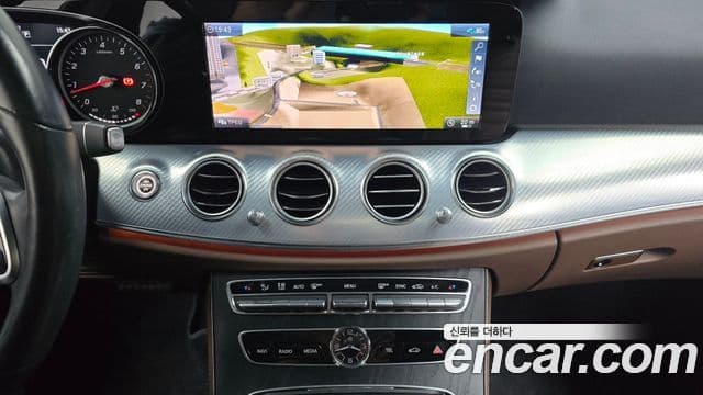 Mercedes-Benz E-Class 2020 — ფოტო 14/20