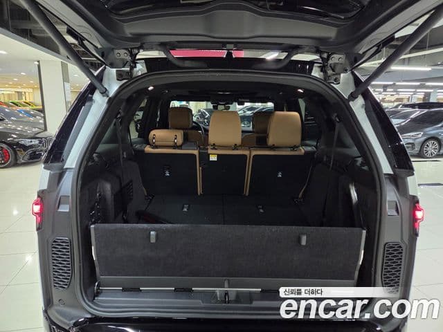 Land Rover Discovery 5 2025 — Photo 8/20