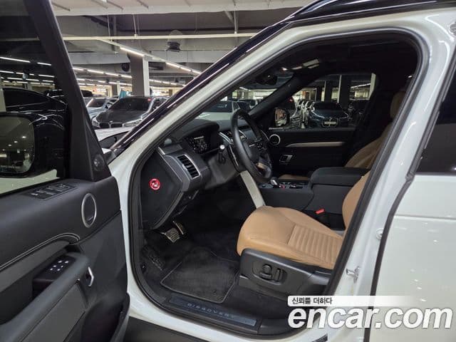 Land Rover Discovery 5 2025 — Photo 7/20