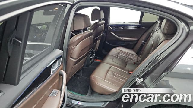 BMW 5 Series 2018 — Şəkil 12/20