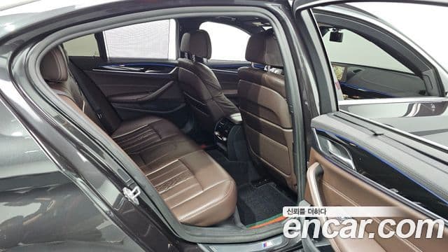 BMW 5 Series 2018 — Şəkil 13/20