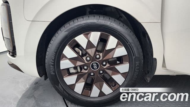 Hyundai Staria 2022 — ფოტო 5/20