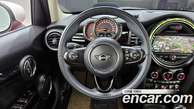 Mini Cooper 2020 — ფოტო 14/20