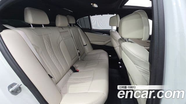 BMW 5 Series 2019 — фото 12 из 20
