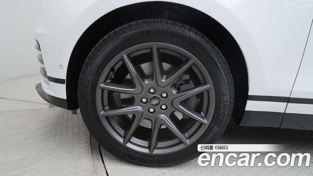 Land Rover Range Rover Velar 2024 — Photo 12/20