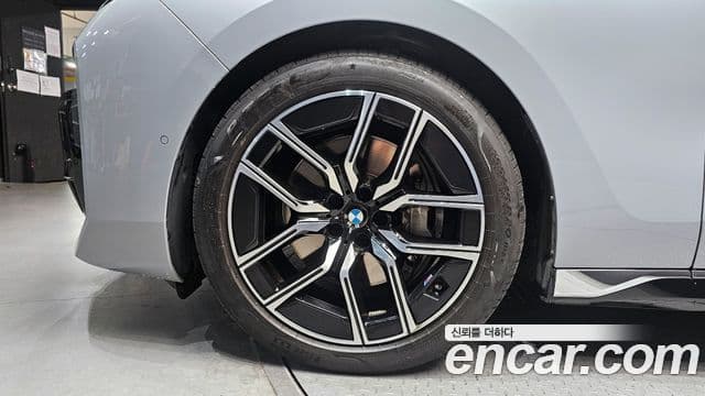BMW 7 Series 2023 — ფოტო 5/20