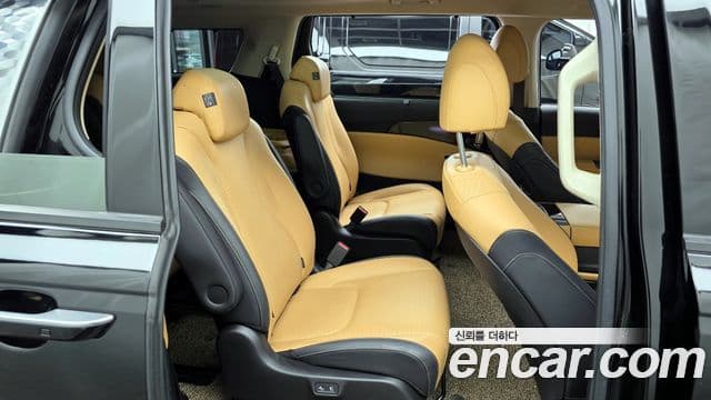 Kia Carnival 2021 — фото 12 из 20