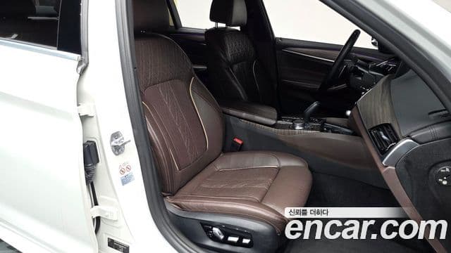 BMW 5 Series 2018 — ფოტო 10/20