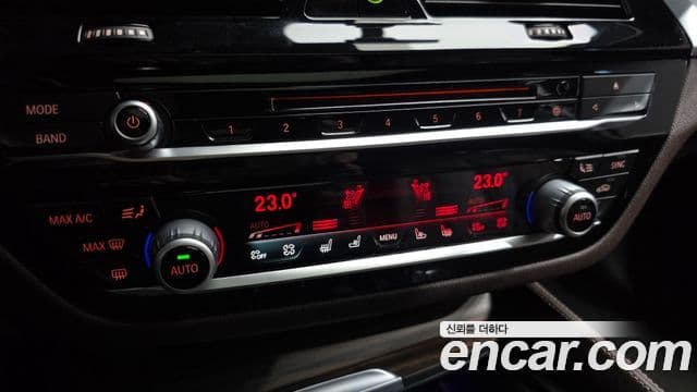 BMW 5 Series 2018 — ფოტო 16/20