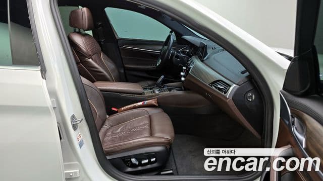 BMW 5 Series 2018 — фото 10 из 20