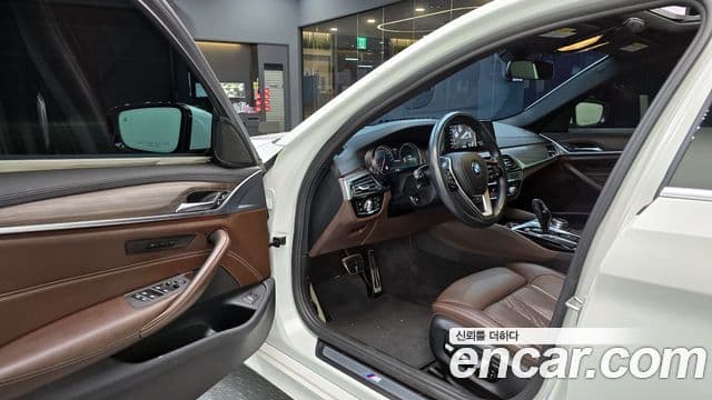 BMW 5 Series 2018 — ფოტო 11/20