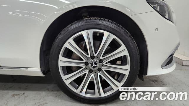 Mercedes-Benz E-Class 2023 — Photo 12/20