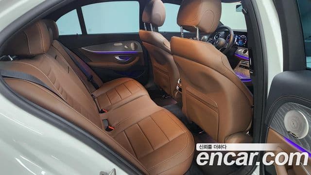 Mercedes-Benz E-Class 2023 — Photo 7/20