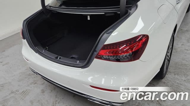Mercedes-Benz E-Class 2023 — Photo 2/20