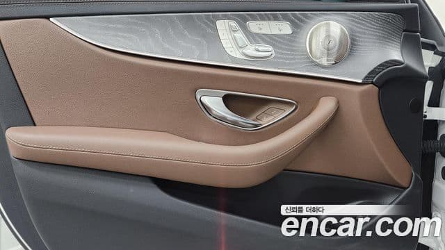 Mercedes-Benz E-Class 2023 — Photo 15/20