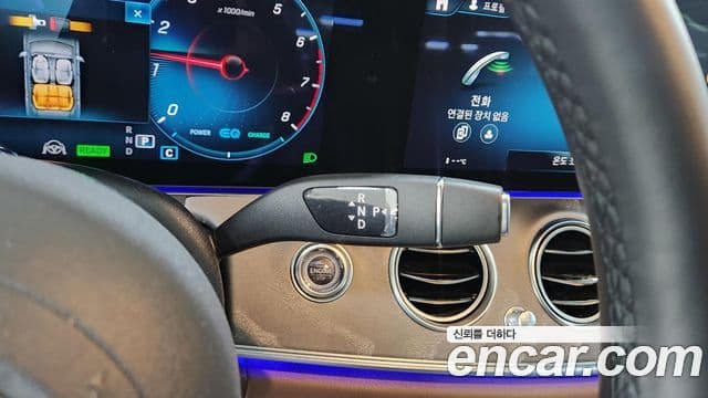 Mercedes-Benz E-Class 2023 — Photo 9/20