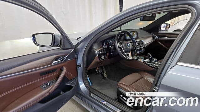 BMW 5 Series 2018 — Фото 10/20
