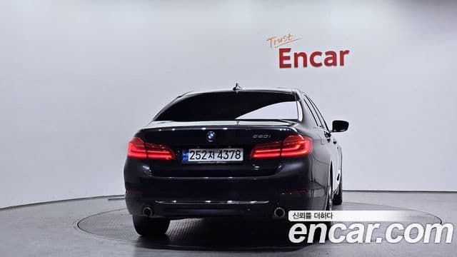 BMW 5 Series 2019 — ფოტო 4/20
