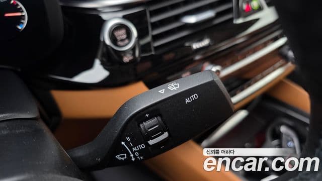 BMW 5 Series 2019 — ფოტო 16/20