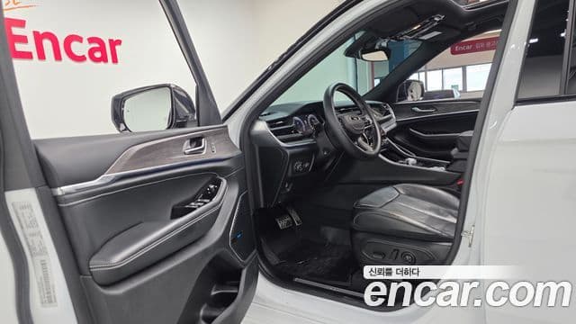 Jeep Grand Cherokee 2022 — ფოტო 8/20