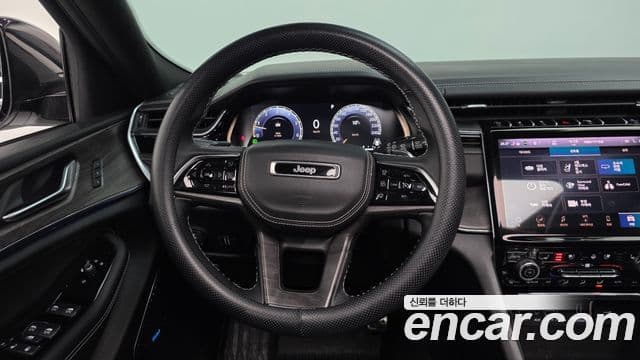 Jeep Grand Cherokee 2022 — ფოტო 19/20