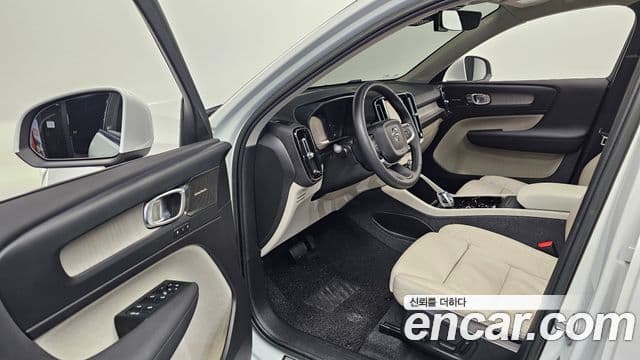 Volvo XC40 2023 — фото 10 из 20
