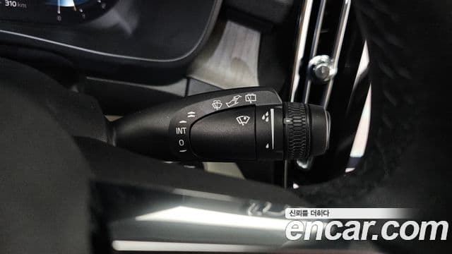 Volvo XC40 2023 — фото 14 из 20