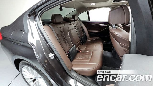 BMW 5 Series 2018 — Şəkil 12/20