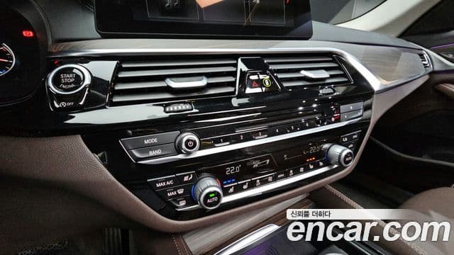 BMW 5 Series 2018 — Şəkil 15/20