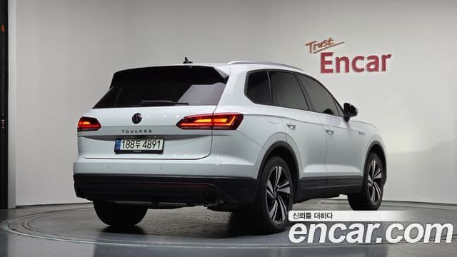 Volkswagen Touareg 2020 — ფოტო 2/20