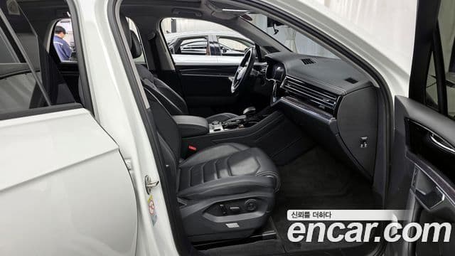 Volkswagen Touareg 2020 — ფოტო 11/20