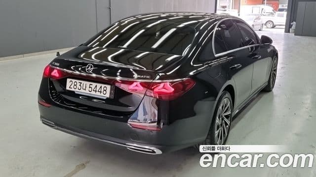 Mercedes-Benz E-Class 2024 — Photo 12/18