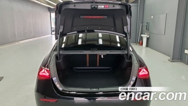 Mercedes-Benz E-Class 2024 — Photo 7/18