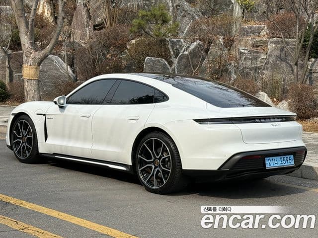 Porsche Taycan 2023 — ფოტო 18/20