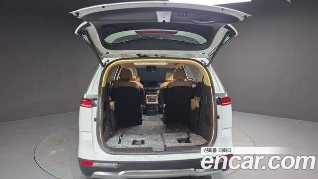 Kia Carnival 2023 — ფოტო 19/20