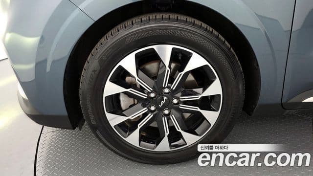 Kia Carnival 2023 — ფოტო 5/20