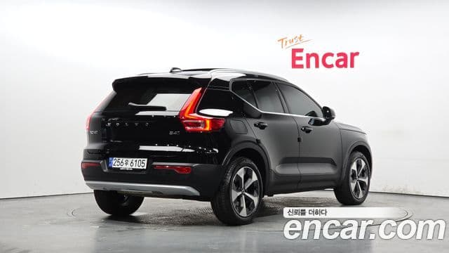 Volvo XC40 2023 — ფოტო 2/20