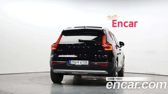 Volvo XC40 2023 — ფოტო 4/20