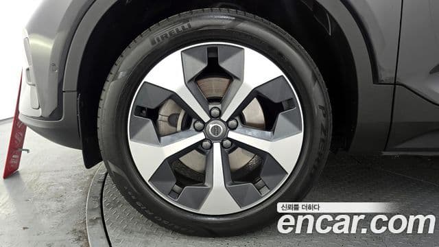 Volvo XC40 2023 — ფოტო 5/20