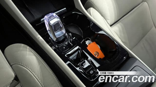 Volvo XC40 2023 — ფოტო 9/20