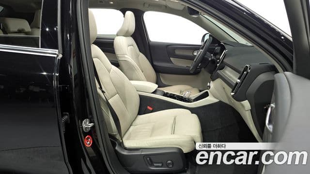 Volvo XC40 2023 — ფოტო 10/20