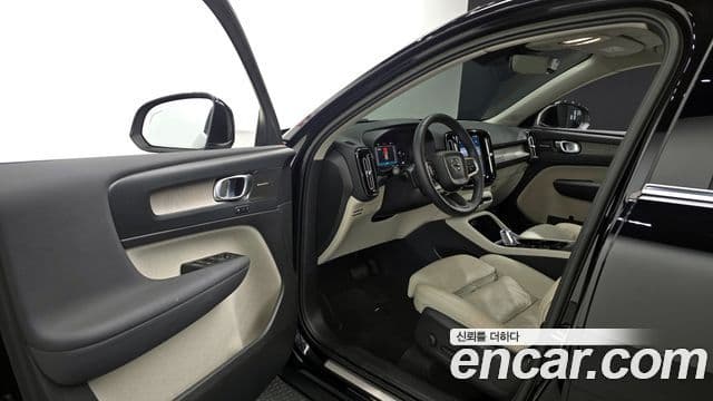 Volvo XC40 2023 — ფოტო 11/20