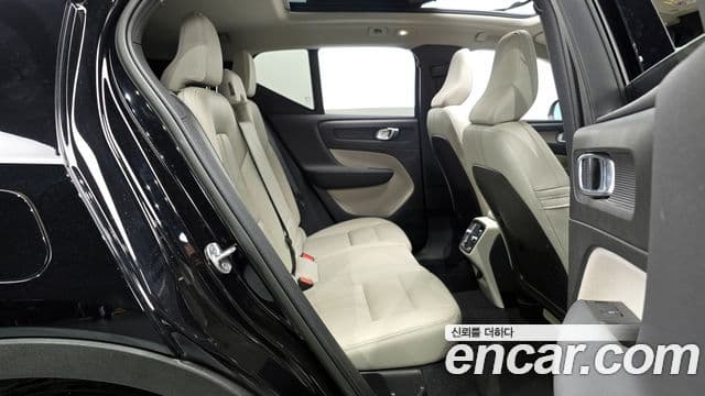 Volvo XC40 2023 — ფოტო 12/20