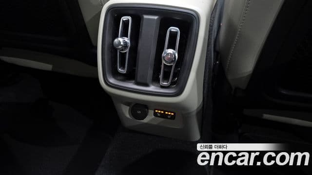 Volvo XC40 2023 — ფოტო 18/20