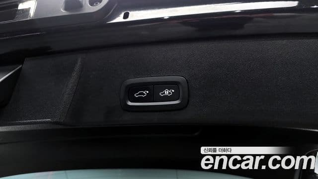 Volvo XC40 2023 — ფოტო 19/20