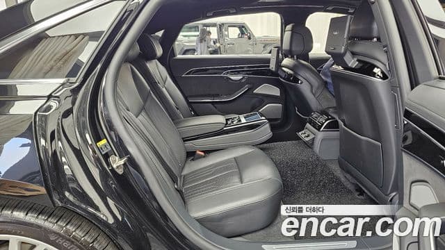 Audi A8 2021 — ფოტო 12/20